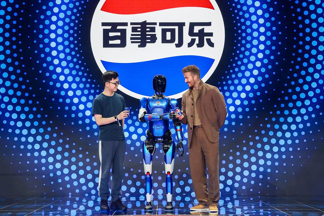 米兰机器人携手百事中国共创“百事蓝宝” 共燃渴望新章